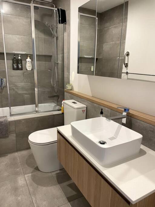 New & Adorable Unit Close To The * Aspendale