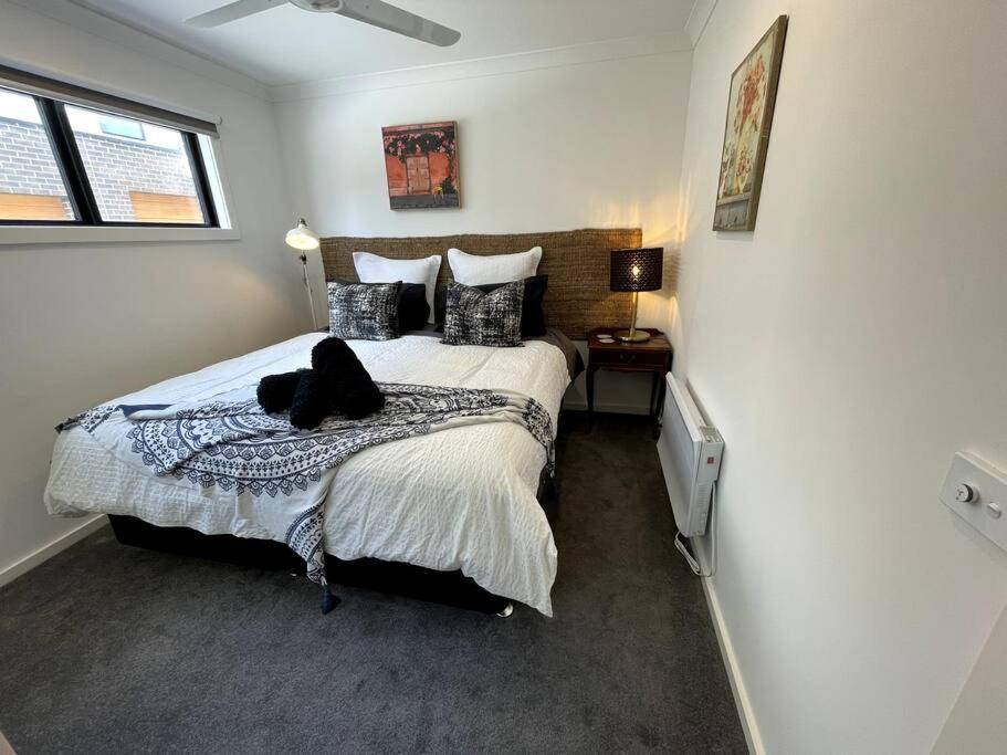New & Adorable Unit Close To The Aspendale
